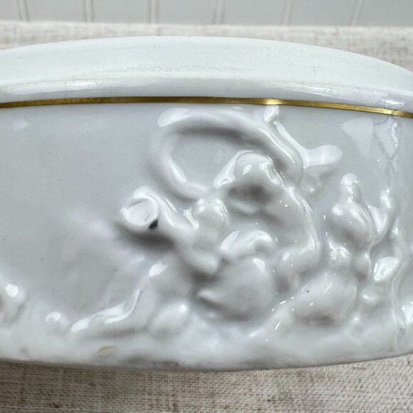 Vintage Capodimonte Jewelry Powder Box White Porcelain Embossed Gilded Dresser - Picture 11 of 11